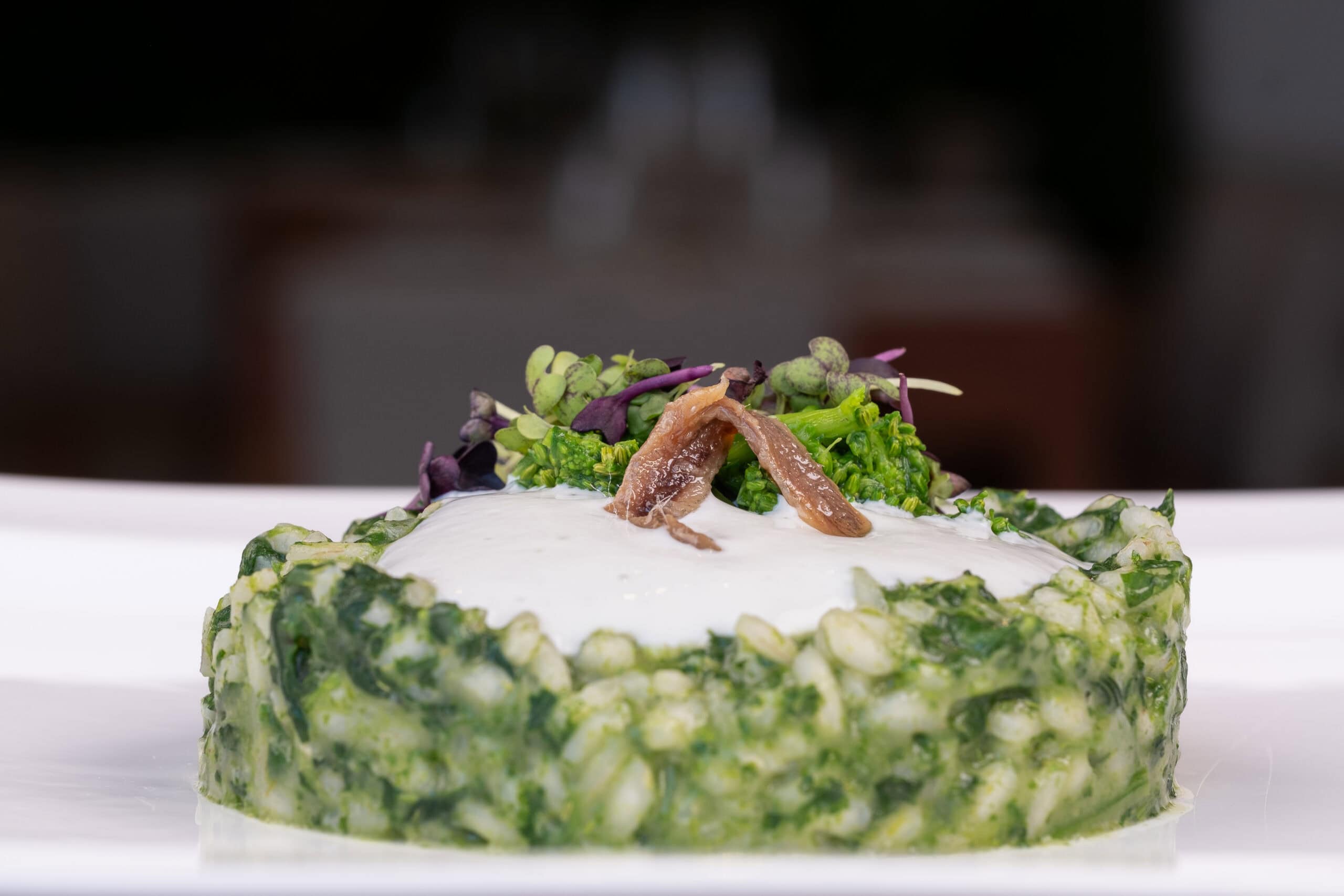 risotto verde con alici e guarnizioni fresche